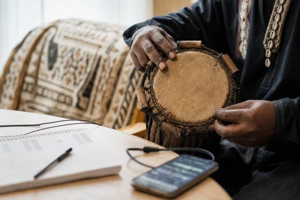 En Suède, José Pereelanga fait de la musique congolaise un outil de soin et de dialogue culturel