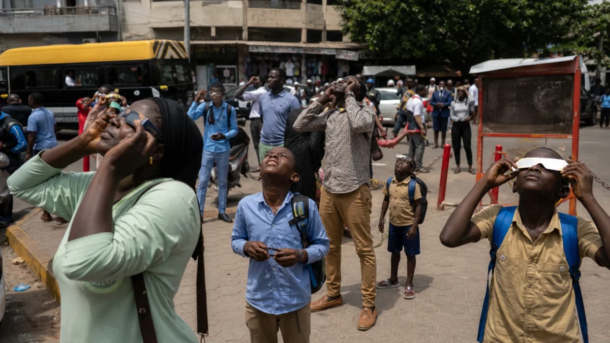 Éclipse solaire partielle en Afrique de l’Ouest : Dakar s’arrête, entre curiosité populaire et repères scientifiques