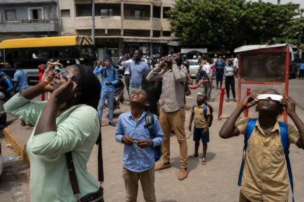 Éclipse solaire partielle en Afrique de l’Ouest : Dakar s’arrête, entre curiosité populaire et repères scientifiques