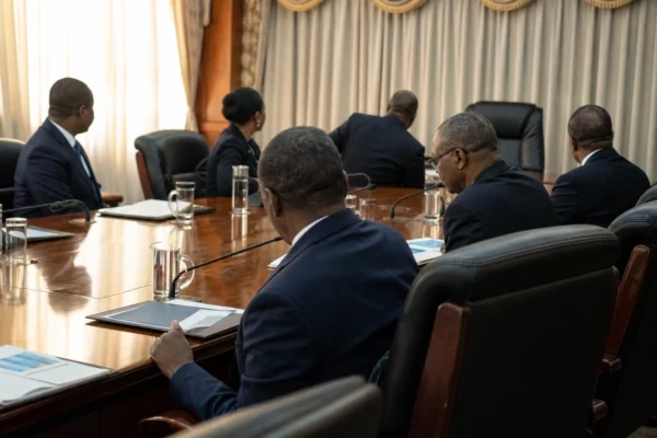 Au Ghana, Mahama veut régler le brut des raffineries locales en cedis pour réduire la pression sur le dollar