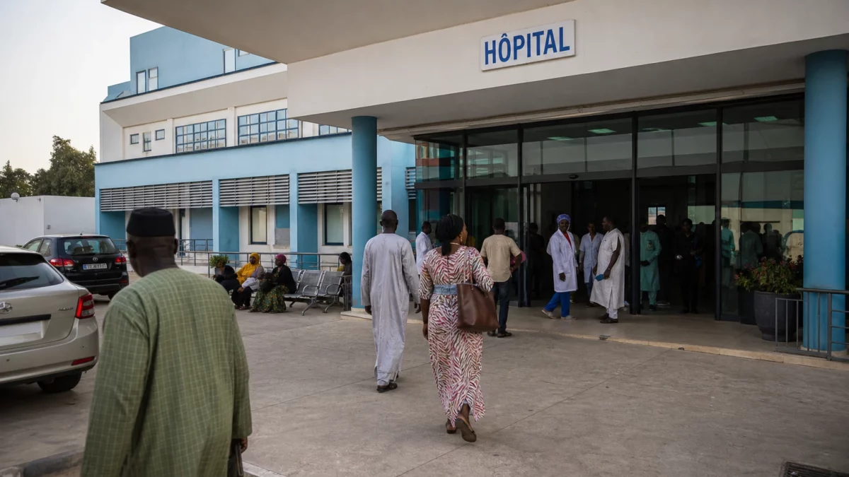 Au Sénégal, une chirurgienne fait du chant un geste de soin au bloc et repense la relation avec ses patientes