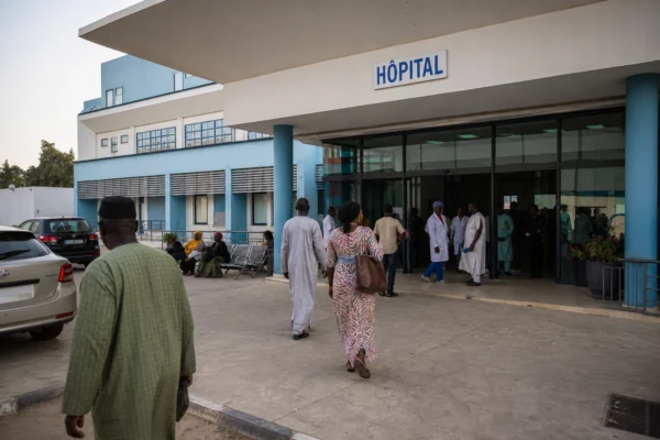 Au Sénégal, une chirurgienne fait du chant un geste de soin au bloc et repense la relation avec ses patientes