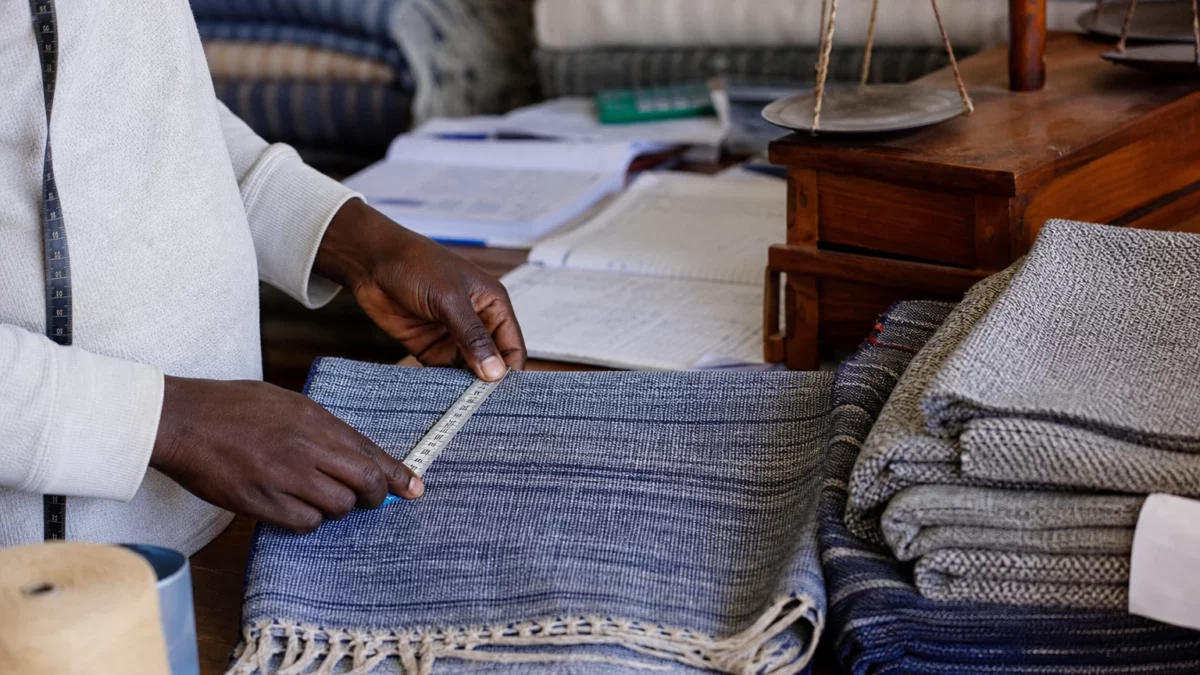 À Nairobi, un créateur kényan fait du tissage artisanal un atout pour la mode et la transmission