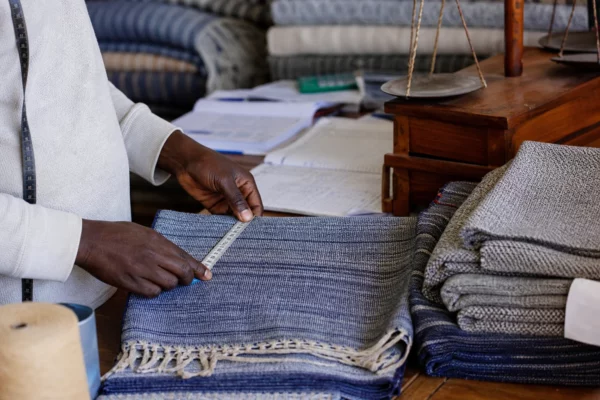 À Nairobi, un créateur kényan fait du tissage artisanal un atout pour la mode et la transmission