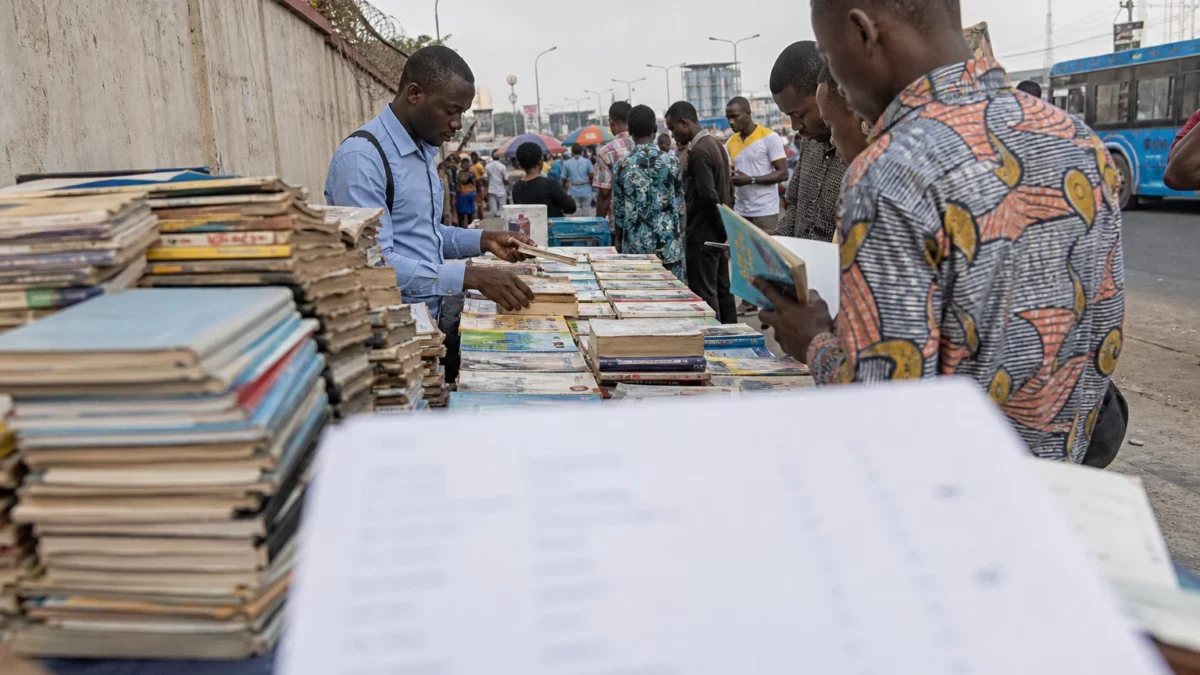 À Kinshasa, l’incinération de livres par le Service national relance la colère des bouquinistes et la défense du savoir