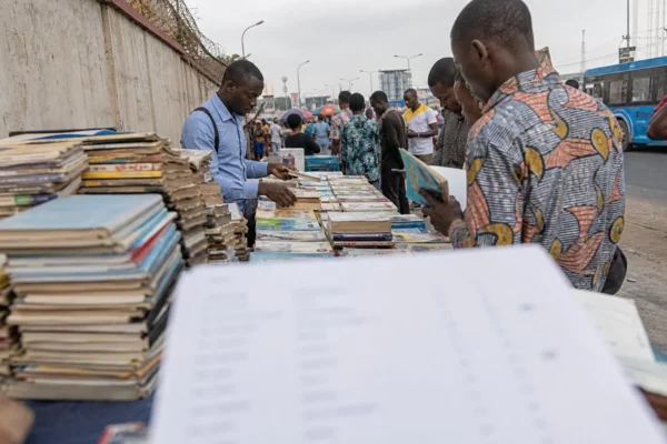 À Kinshasa, l’incinération de livres par le Service national relance la colère des bouquinistes et la défense du savoir