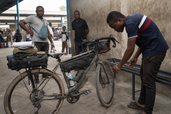 De Goma à Kinshasa, Miguel Masaisai transforme son périple à vélo en message de paix pour toute la RDC