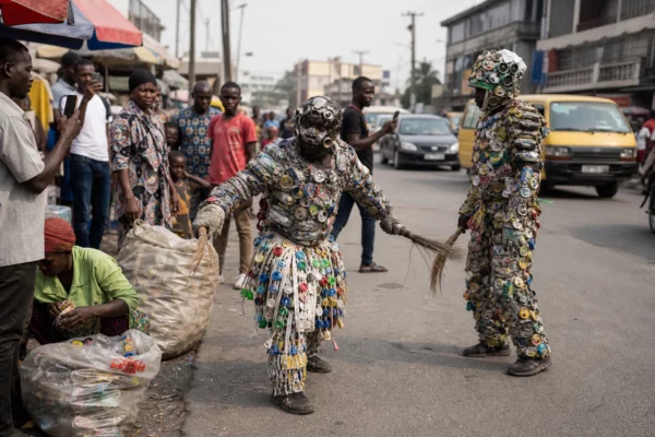 À Kinshasa, Kin’Act transforme les déchets en performance pour réveiller le débat sur l’assainissement urbain