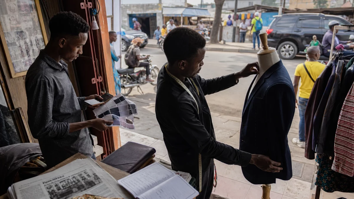 À Kinshasa, la DRC Fashion Week transforme la SAPE en levier culturel pour la mode congolaise et les jeunes créateurs