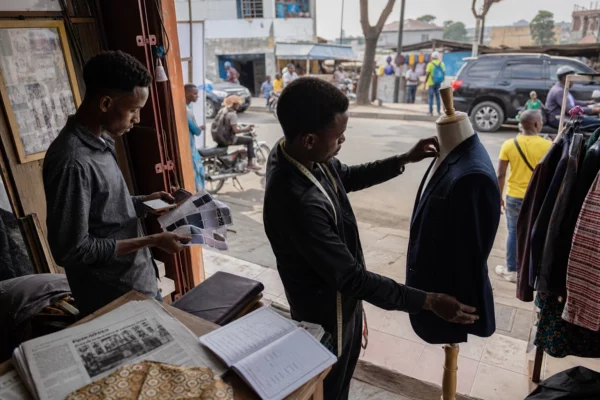 À Kinshasa, la DRC Fashion Week transforme la SAPE en levier culturel pour la mode congolaise et les jeunes créateurs