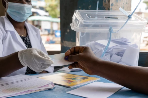 En RDC, la vaccination contre Ebola s’intensifie pendant que l’Ouganda referme sa flambée en 42 jours