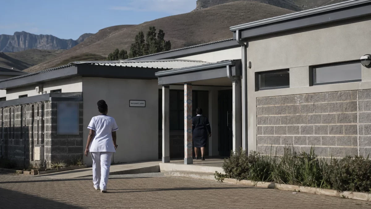 Au Lesotho, des sages-femmes masculins comblent le manque de personnel dans les maternités rurales