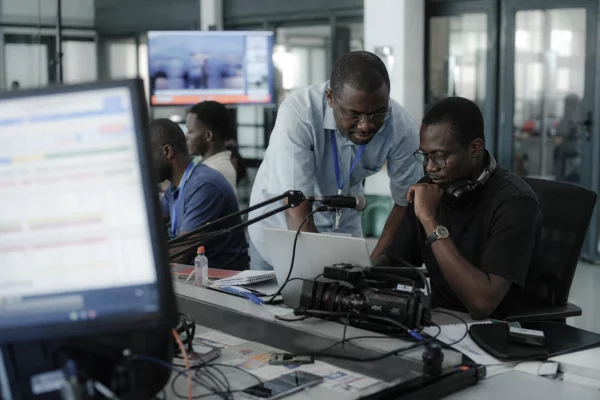 En Afrique, l’IA transforme les cyberattaques en pièges plus crédibles et force les États à revoir leur défense