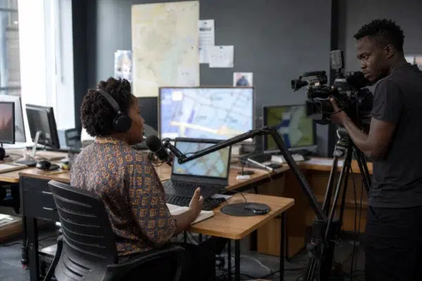 À Nairobi, une application d’IA aide les malvoyants à éviter les obstacles et redéfinit la mobilité urbaine au Kenya