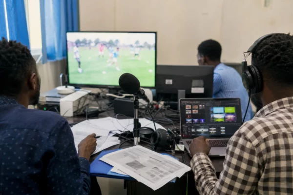 En pleine guerre, des footballeurs soudanais de petite taille préparent à Khartoum leur route vers le Maroc