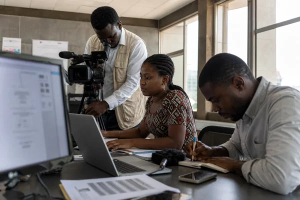 Au Cameroun, le blocage des téléphones non dédouanés oblige les usagers à régulariser leurs appareils avant la coupure réseau
