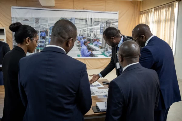 Au Niger, l’usine d’assemblage de smartphones mise à Hamdallaye veut rendre le numérique plus accessible et créer une filière locale