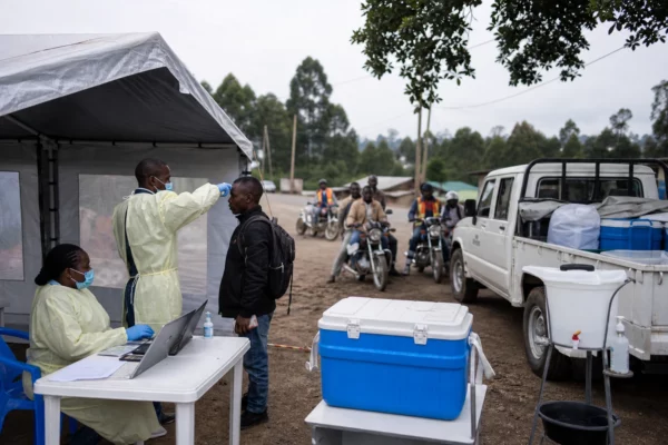 En RDC, Ebola révèle la fragilité des soins pendant que la crise VIH menace les progrès sanitaires africains