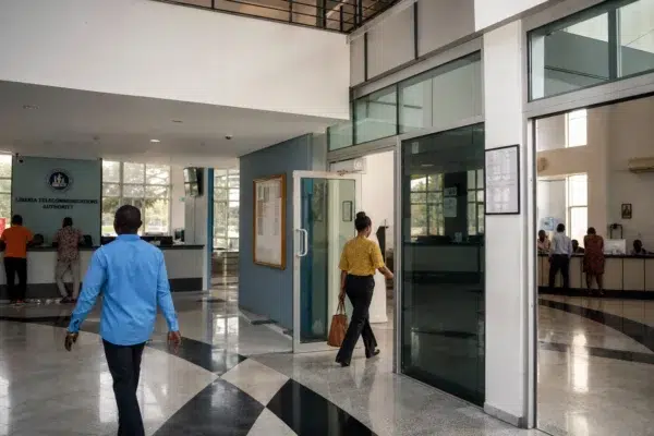 Au Liberia, la nouvelle régulation du satellite veut encadrer Starlink et protéger consommateurs, données et concurrence
