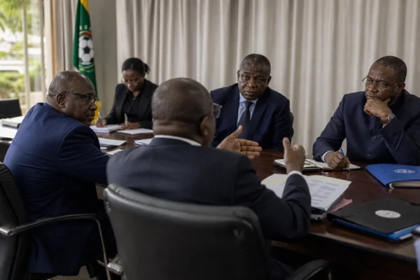 Au Cameroun, Samuel Eto’o affiche son soutien à Infantino et relance le débat sur l’argent du football