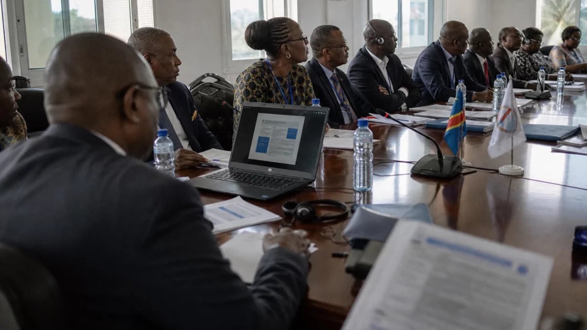 Ebola à Maluku en RDC : le bateau reste bloqué après des tests négatifs et l&rsquo;incertitude sur le passager initial