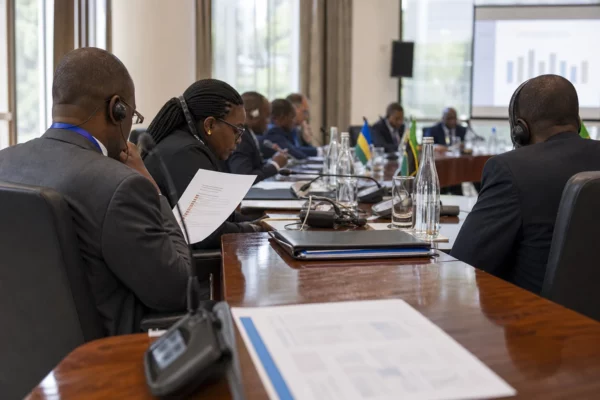 Le solaire accélère en Afrique, mais les États peinent à suivre une expansion portée par les toits et les importations