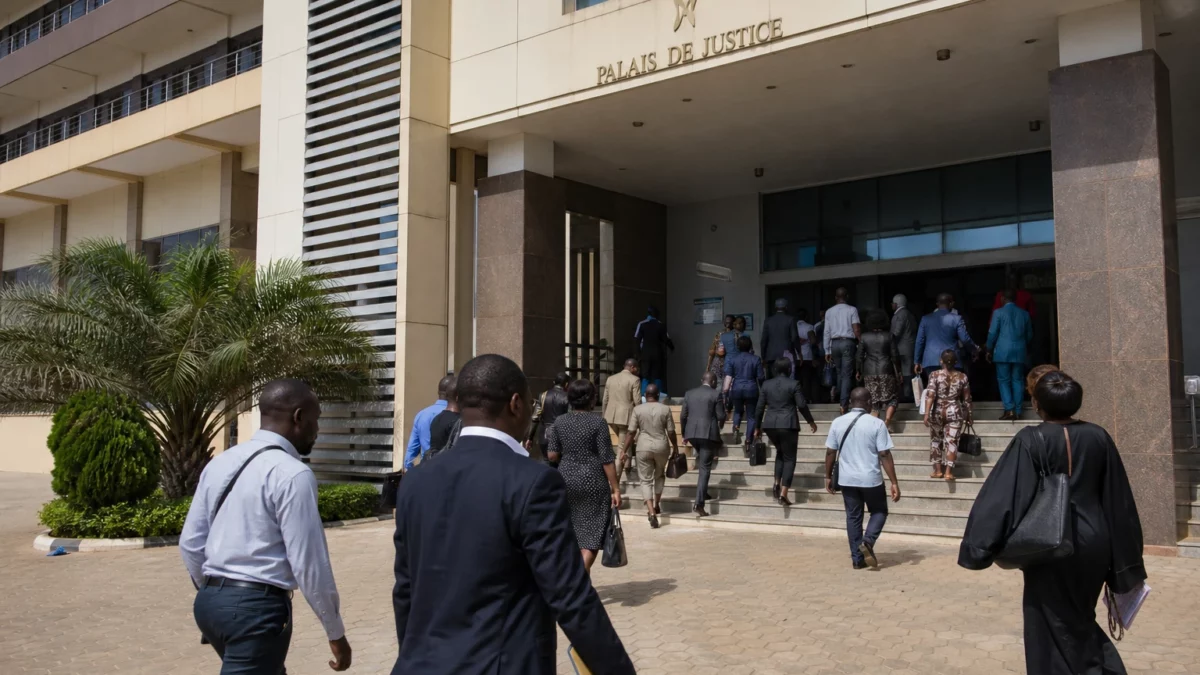 Au Togo, la justice relâche un réalisateur français pour soins et maintient le dossier des tournages étrangers sous tension