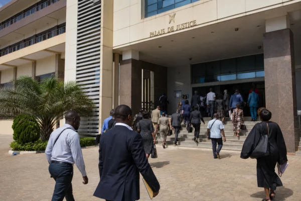 Au Togo, la justice relâche un réalisateur français pour soins et maintient le dossier des tournages étrangers sous tension