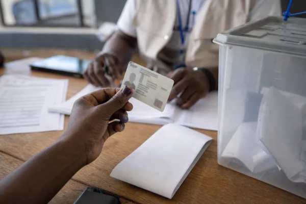 Les jeunes Africains retrouvent confiance dans l&rsquo;économie, mais l’emploi freine encore l&rsquo;élan dans plusieurs grands marchés
