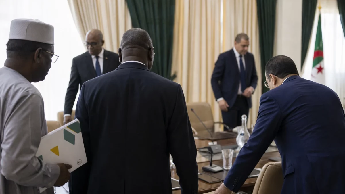 Mali-Algérie : la visite d’Abdoulaye Maïga à Alger teste la solidité du dégel entre les deux voisins sahariens