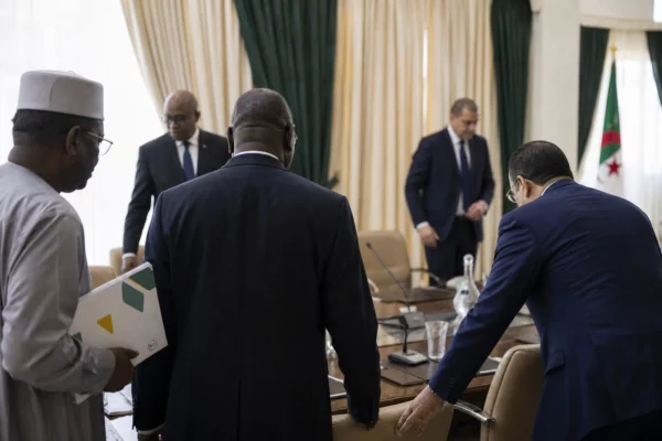 Mali-Algérie : la visite d’Abdoulaye Maïga à Alger teste la solidité du dégel entre les deux voisins sahariens