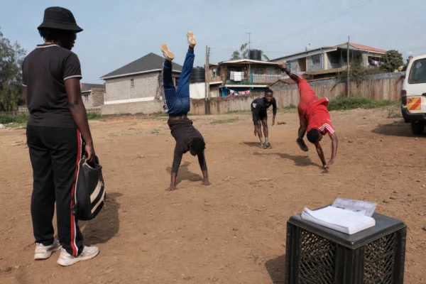 À Nairobi, les embouteillages offrent aux jeunes acrobates un revenu fragile entre spectacle de rue et chômage