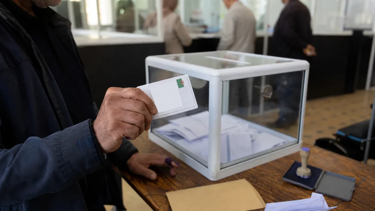 Algérie : Hemdani lance un premier groupe tourné vers la Zambie et le Burundi pour la CAN 2027