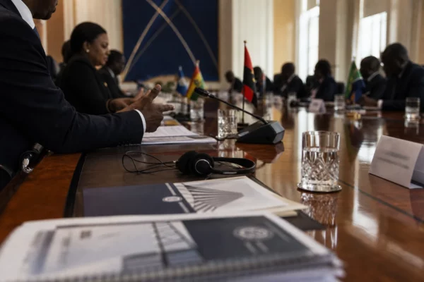 Angola transforme ses avoirs saisis en liquidités avec la vente partielle de Standard Bank sur BODIVA