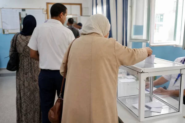 En Algérie, les étudiants qui visent la France font face à un seuil financier plus dur malgré des visas encore nombreux
