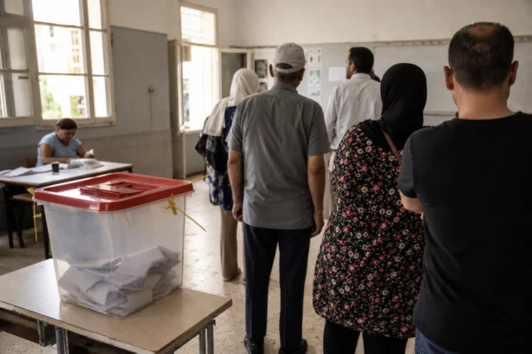 À Tunis, la société civile tunisienne relance le dialogue face à la crise sociale, aux pénuries et au recul des libertés