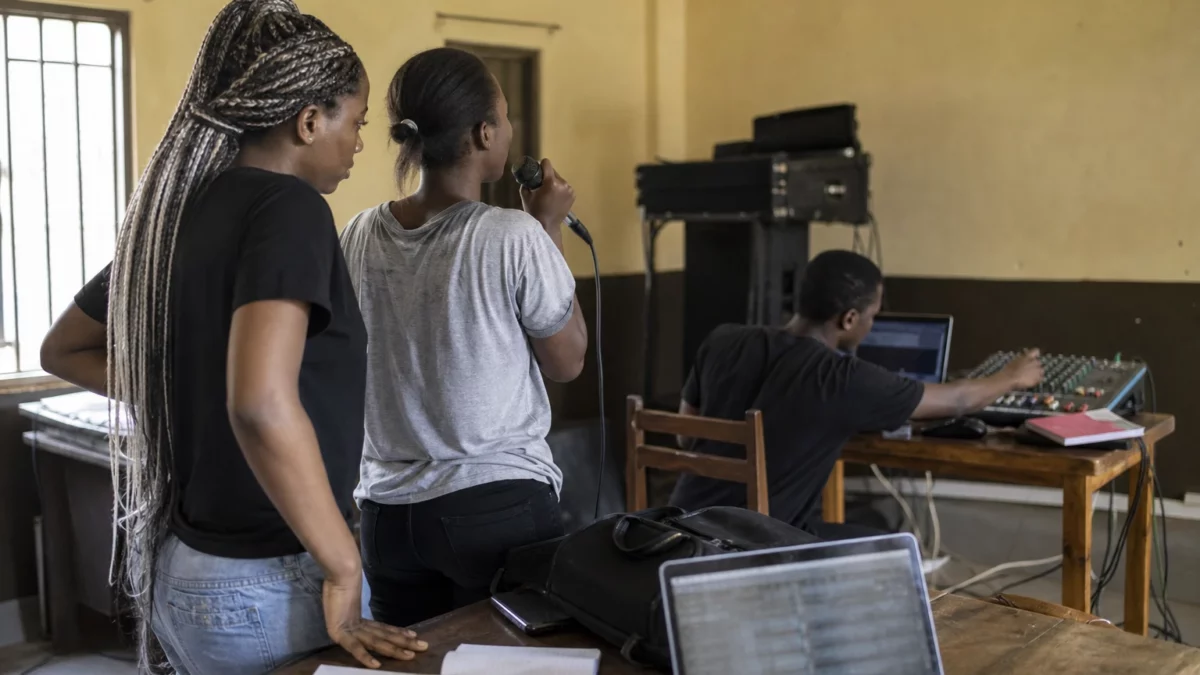 Au Cameroun, Céline Dion reste une référence vocale transmise par les écoles, les karaokés et les familles