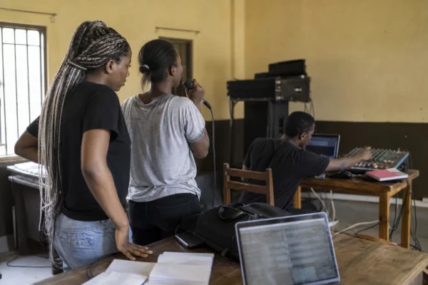 Au Cameroun, Céline Dion reste une référence vocale transmise par les écoles, les karaokés et les familles