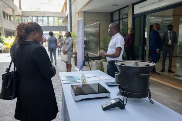 Au Kenya, les crédits carbone accélèrent la cuisson propre, mais la transition reste fragile à grande échelle