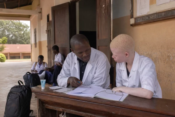 En Centrafrique, protéger les élèves atteints d’albinisme devient un enjeu central pour une école vraiment inclusive