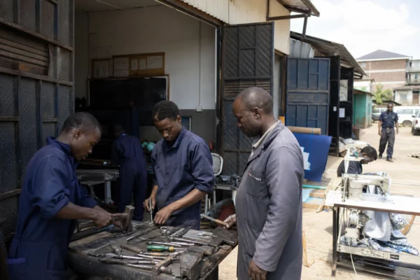 Au Kenya, l’informel absorbe encore l’essentiel des emplois et pousse Nairobi à miser sur des postes plus productifs