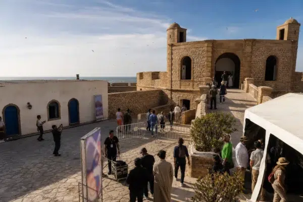 À Essaouira, Yasmine Hamdan montre comment le festival Gnaoua fait dialoguer patrimoine marocain et scènes arabes