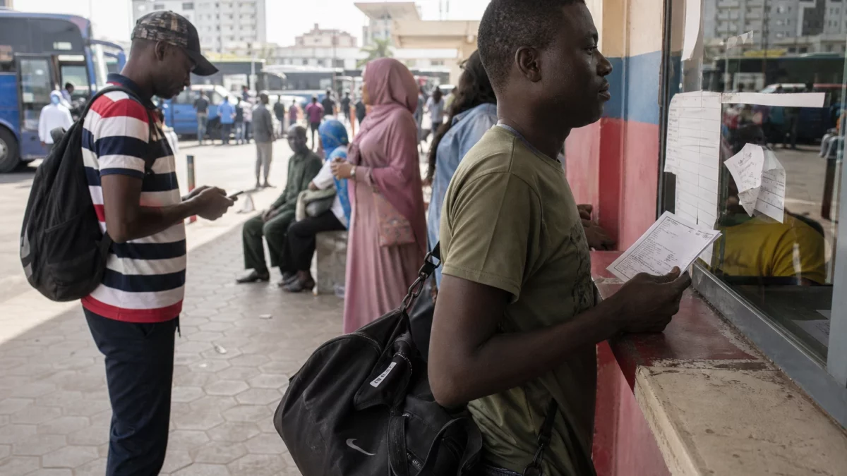 Expulsions américaines vers l’Afrique : les accords avec des pays tiers mettent les droits des migrants à l’épreuve