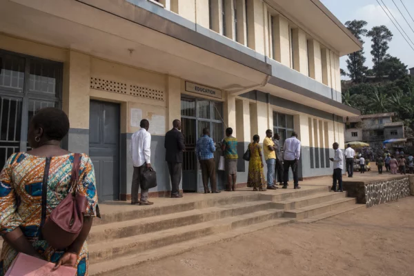 Bukavu enterre ses enfants après l’incendie d’école, tandis que la sécurité urbaine inquiète en RDC