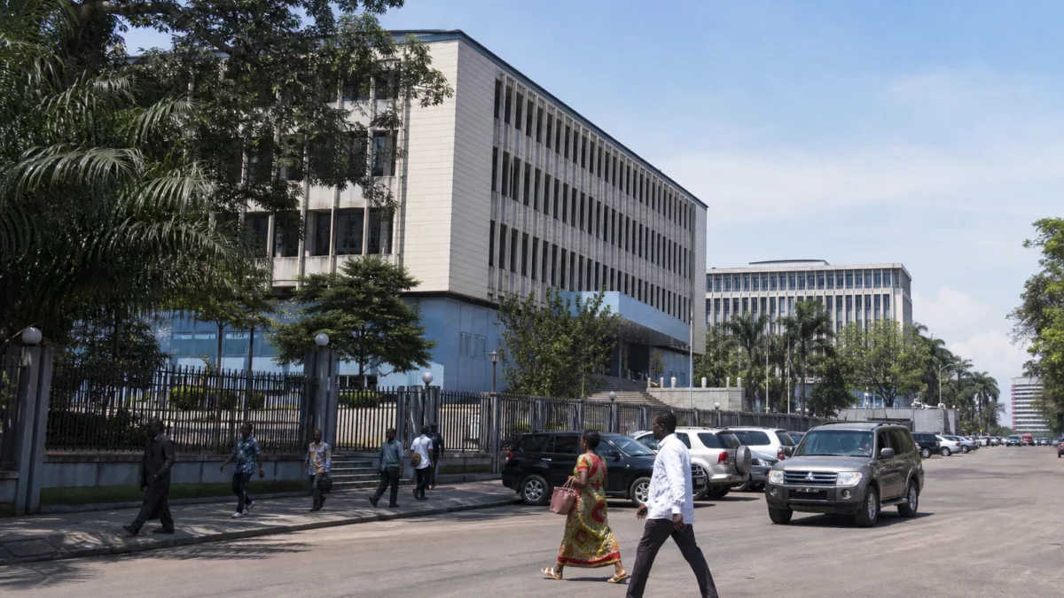 Kinshasa confie ses déchets à d’anciens détenus pour transformer la réinsertion en service urbain