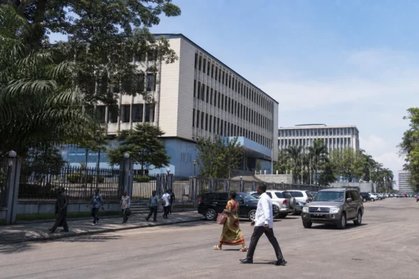 Kinshasa confie ses déchets à d’anciens détenus pour transformer la réinsertion en service urbain