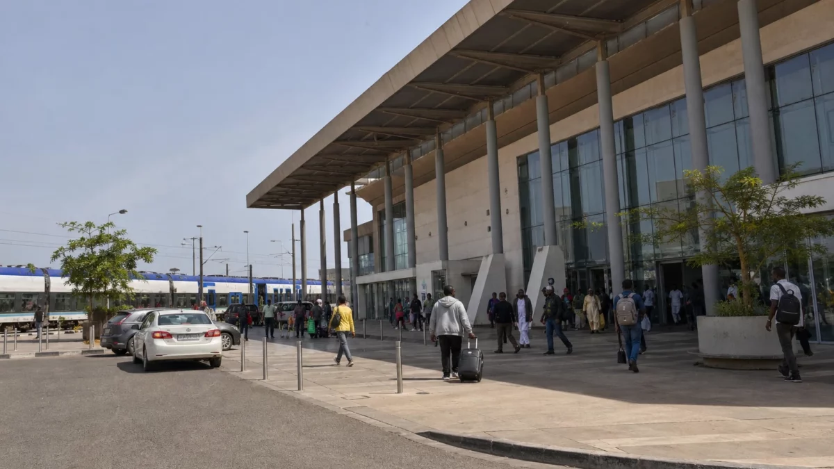 Le TER relie désormais Dakar à l’aéroport : le Sénégal mise sur le rail avant les JOJ 2026