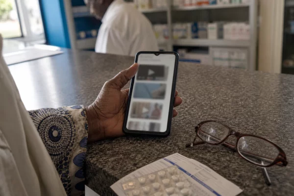 Comment les faux médecins IA sur YouTube piègent les seniors et banalisent les mauvais conseils santé