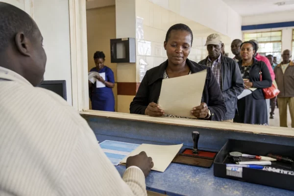 Au Kenya, la gestation pour autrui avance plus vite que la loi et expose femmes porteuses et parents à des conflits
