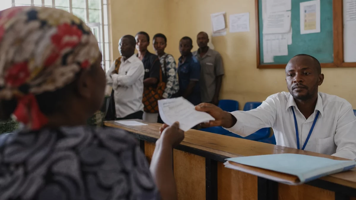 En RDC, la lutte contre Ebola se heurte à la faim et aux routes coupées en Ituri, obligeant la riposte à intégrer l’aide alimentaire